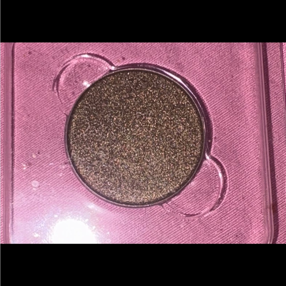Anastasia Beverly Hills single eyeshadow in chiffon